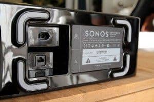 Sonos Playbar & Sub - Une prise alim, une entrée réseau, c'est un peu léger pour un si gros Sub ! ©Photos Violaine Fouillouse
