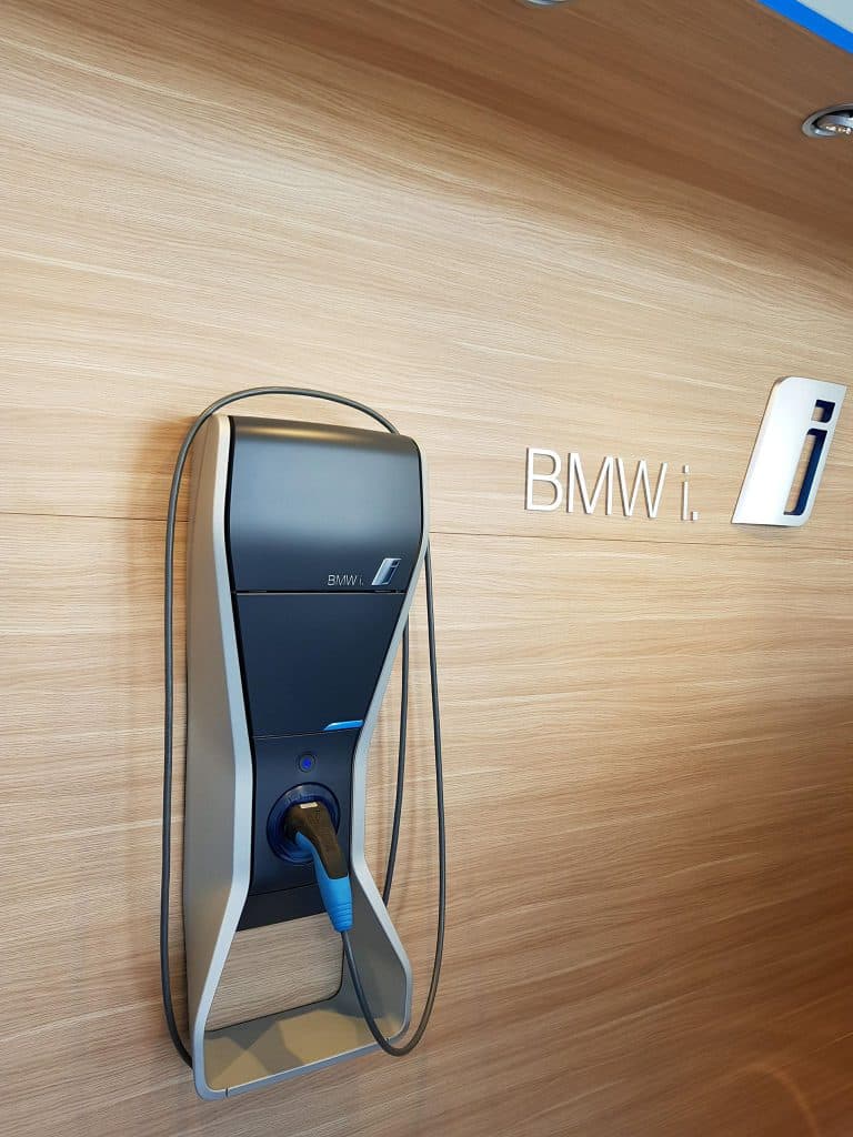 Bmw i3s - BMW propose des bornes à installer dans votre garage pour entre apd de 1009€
