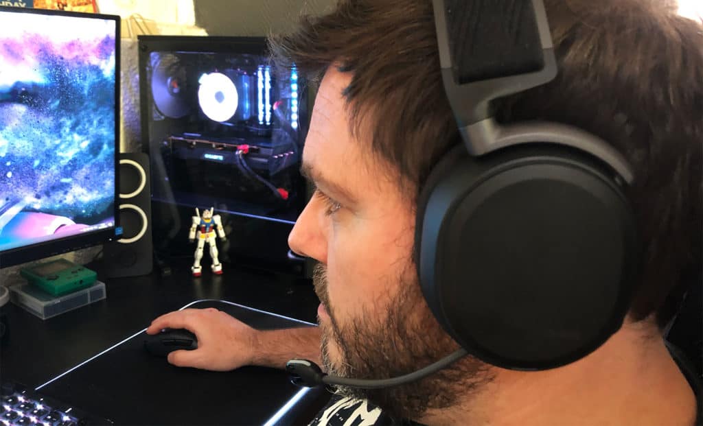 Un joueur avec le SteelSeries Arctis Pro Wireless sur les oreilles