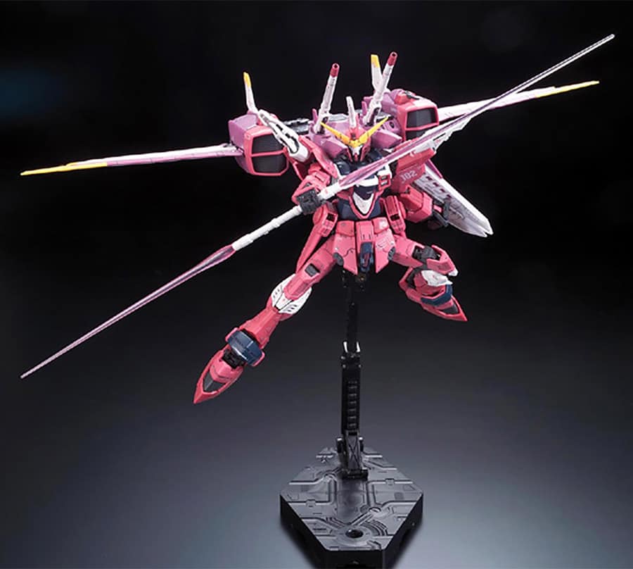 Le RG Justice Gundam sur un socle vendu chez Rise of Gunpla