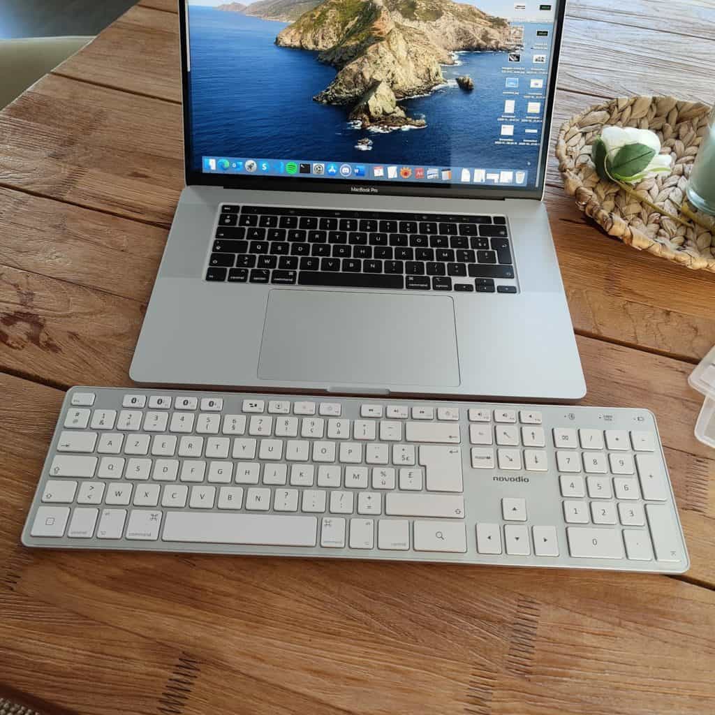 Le clavier est livré avec une protection en silicone : pas mal pour le protéger de la poussière
