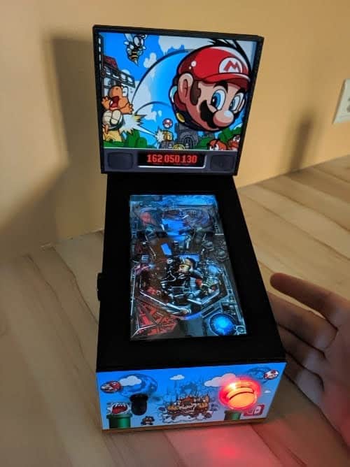 Un Virtual Pinball miniature avec un accessoire Switch de chez Sakura Retromodding