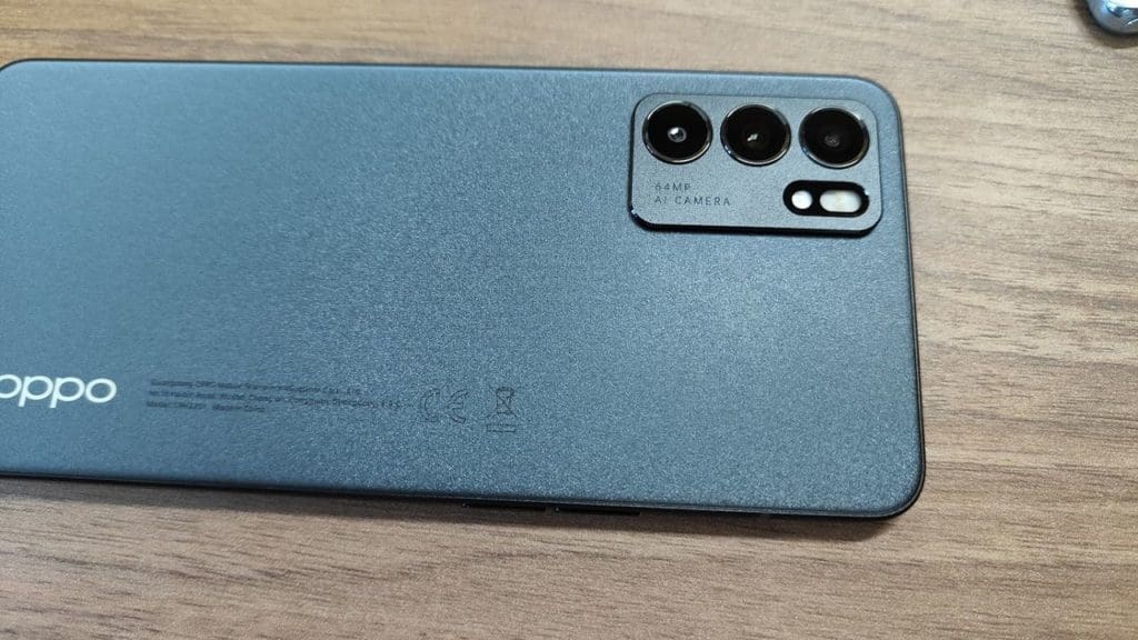 L'Oppo Reno6 ressemble fortement à un iPhone avec ses lentilles et ses bords plats