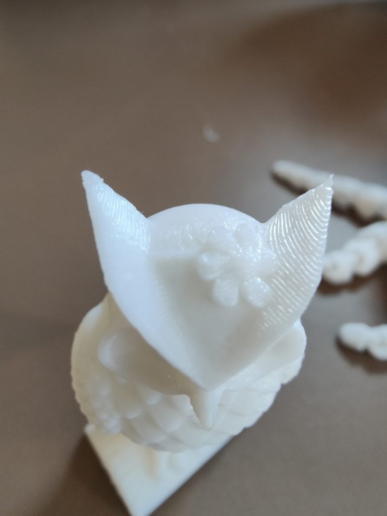 Imprimante 3D Anycubic Vyper - Un gros plan sur le hibou de calibration qui permet de voir la finesse d'impression 