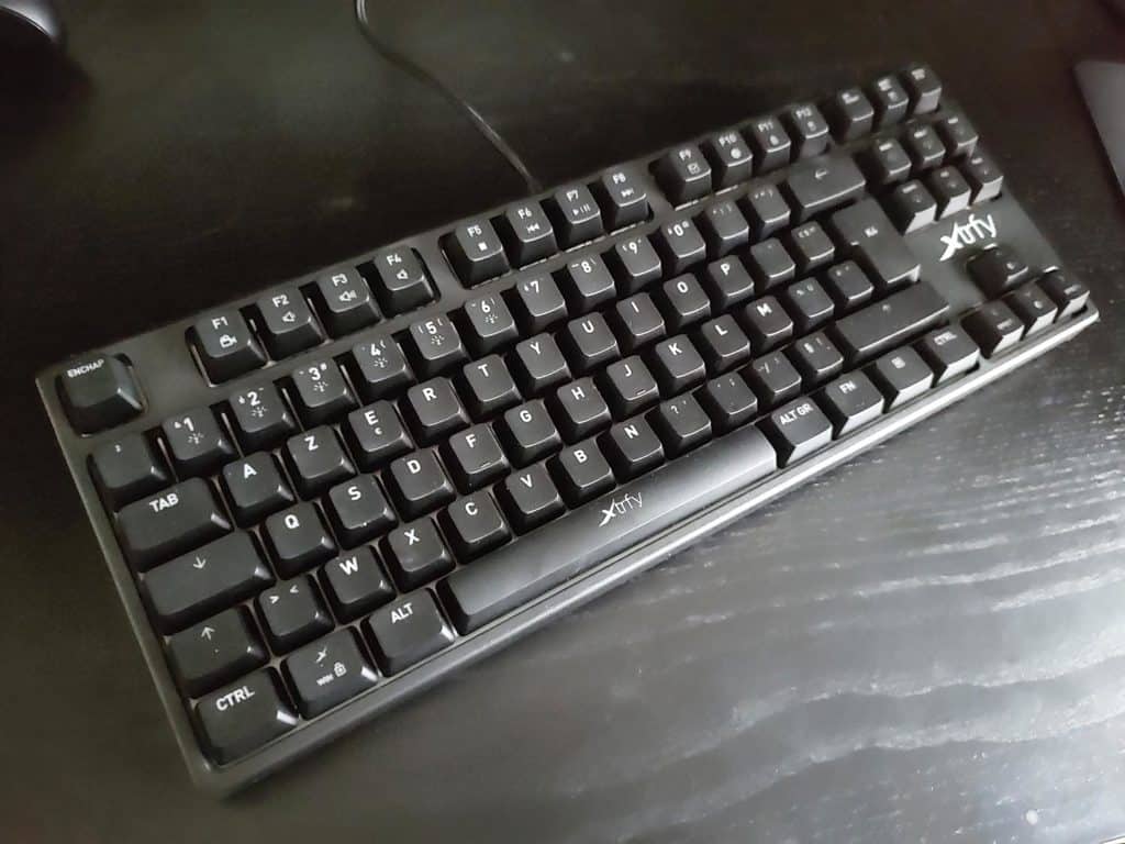 Le clavier Xtrfy K4 RGB TKL posé sur un bureau