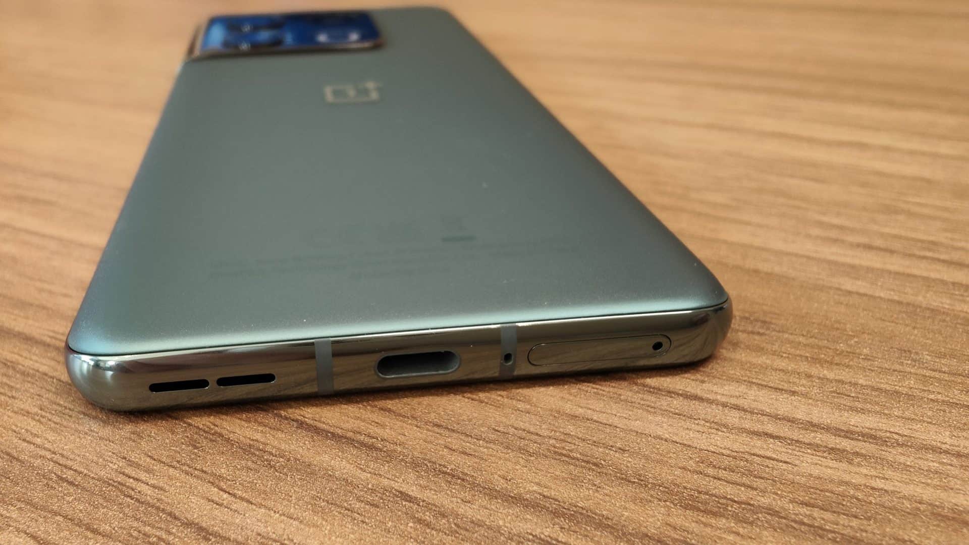 OnePlus 10 Pro - Le revêtement arrière est doux et ne prend pas les traces de doigts