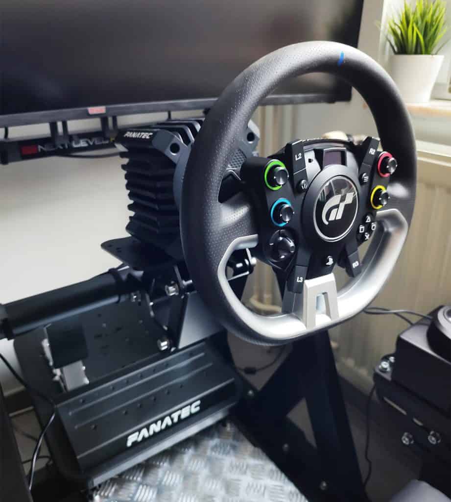 Le Gran Turismo DD Pro installé sur un cockpit