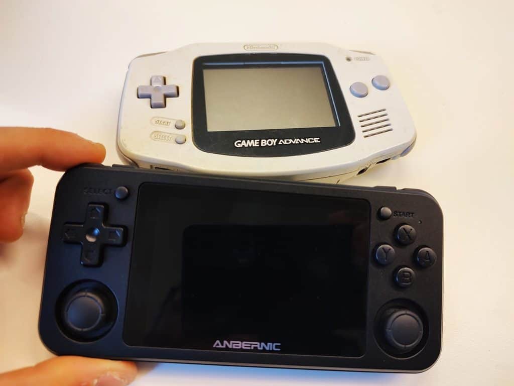 La console Anbernic RG351P à côté d'une Game Boy Advance