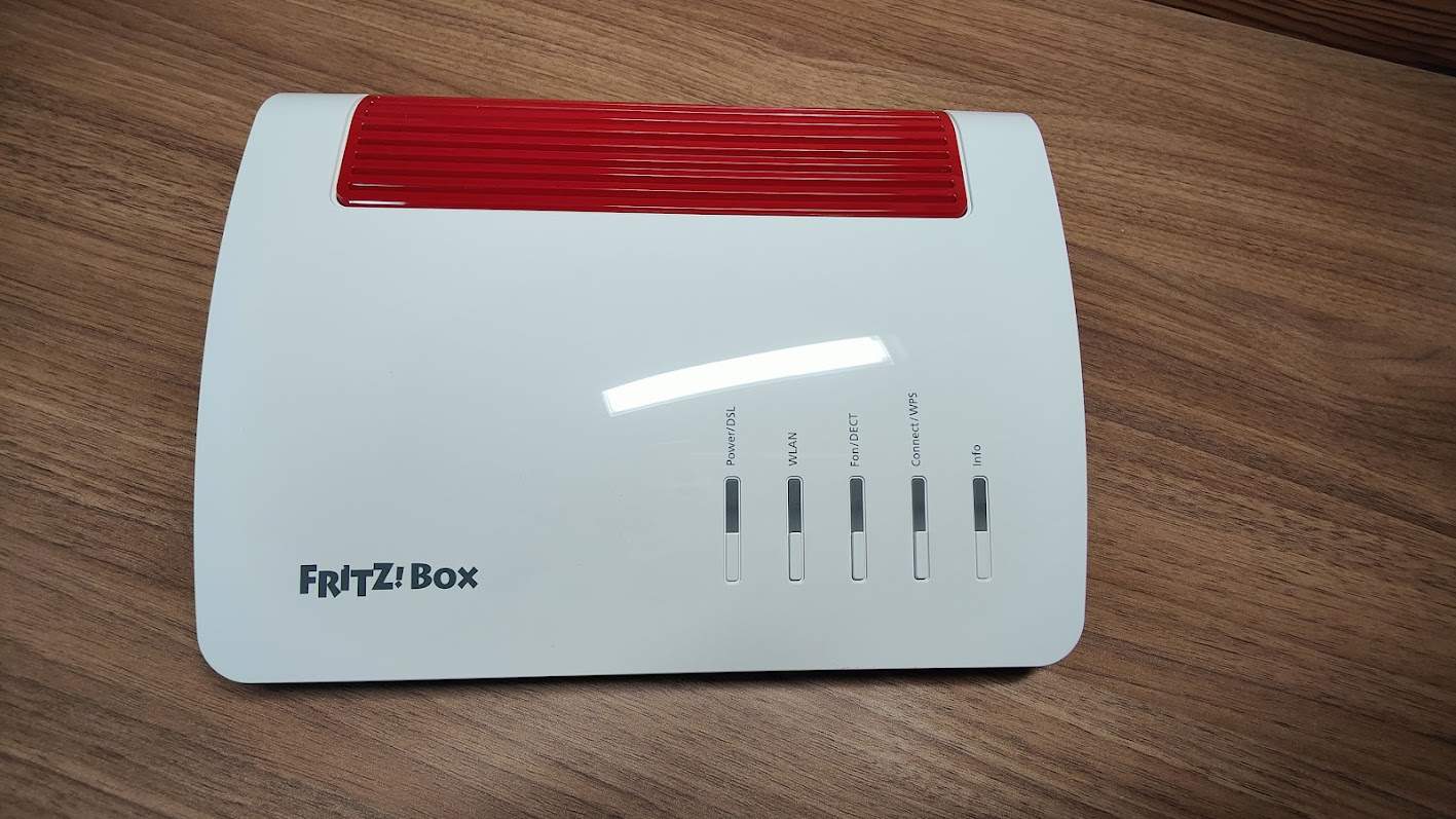 FRITZbox 7590 AX : un appareil de qualité avec un design passe partout